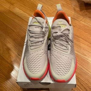 Nike Women Size 8 Air Max 270.